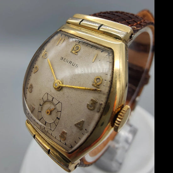 Cadran champagne d'une montre vintage Benrus Tonneau 1945. Détail d'une montre-bracelet manuelle.