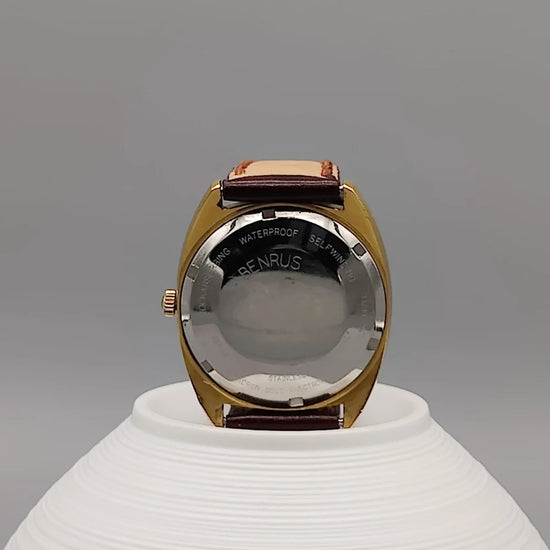 Vue de fond d'une montre automatique vintage Benrus Voyager 1972, cadran argenté. Idéale comme montre vintage femme.