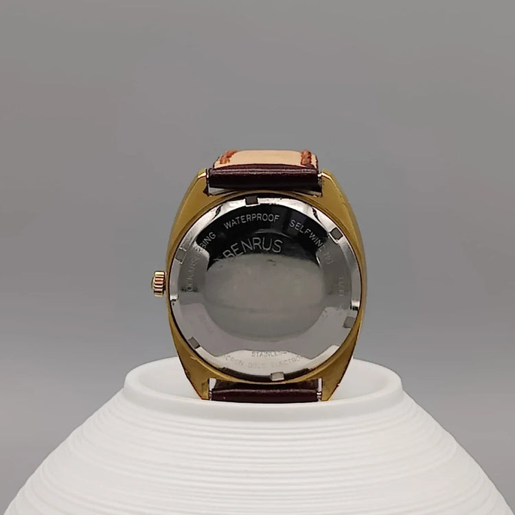 Vue de fond d'une montre automatique vintage Benrus Voyager 1972, cadran argenté. Idéale comme montre vintage femme.