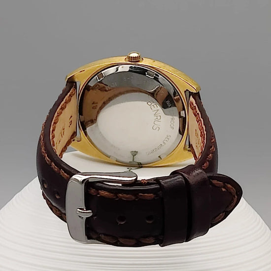 Benrus Voyager 1972 automatique, montre vintage cadran argenté 35mm, photo de produit sur fond clair.