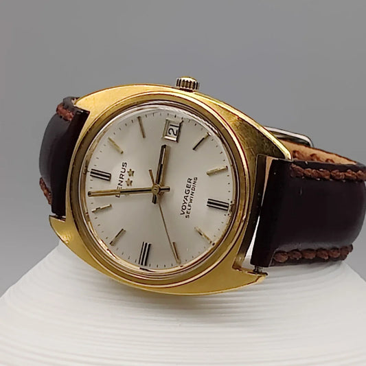 Vue détaillée du boîtier de la montre automatique vintage Benrus Voyager (1972), diamètre 35mm, cadran argenté.