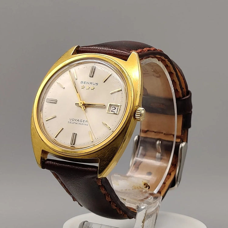 Couronne détaillée de la montre Benrus Voyager 1972, une montre automatique vintage rare de 35mm avec cadran argenté.