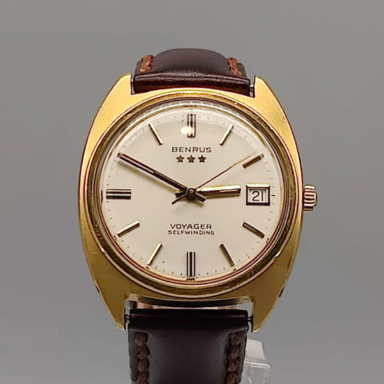 Cadran Benrus Voyager 1972, montre automatique vintage. Détail du cadran argenté de cette montre femme.