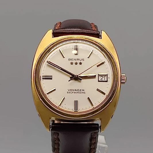 Cadran Benrus Voyager 1972, montre automatique vintage. Détail du cadran argenté de cette montre femme.