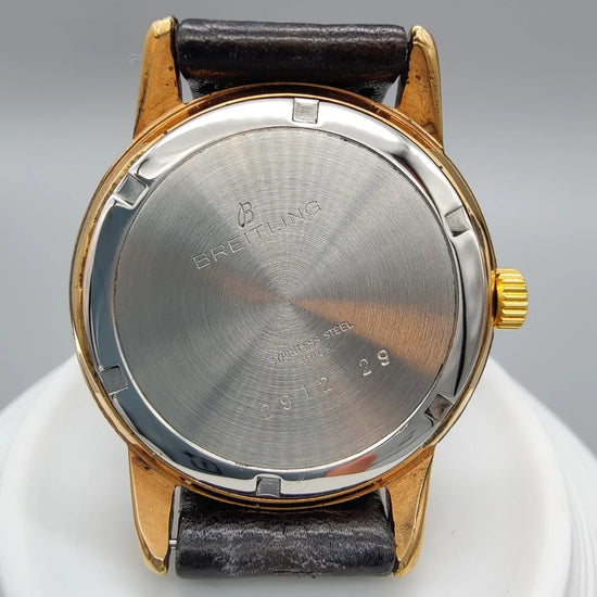 Montre Breitling Genève vintage 1955, cadran champagne, mouvement manuel, en vue de fond.