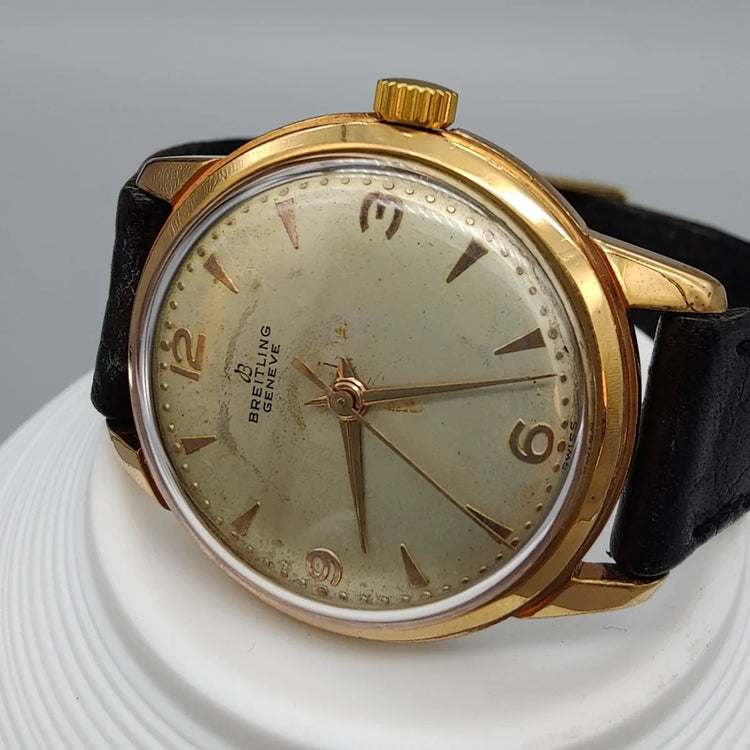 Gros plan sur la couronne d'une montre Breitling Genève de 1955. Mouvement manuel, cadran champagne. Montre vintage.