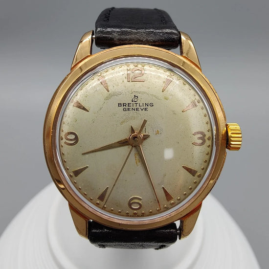 Gros plan sur le cadran champagne d'une montre Breitling Genève vintage de 1955, mouvement manuel, collection.
