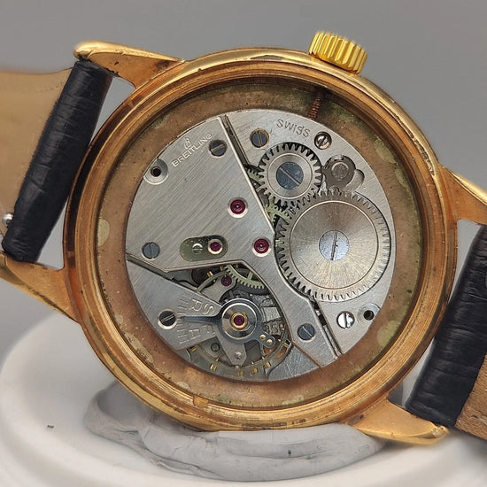 Vue détaillée du mouvement manuel d'une montre vintage Breitling Genève de 1955, cadran champagne.