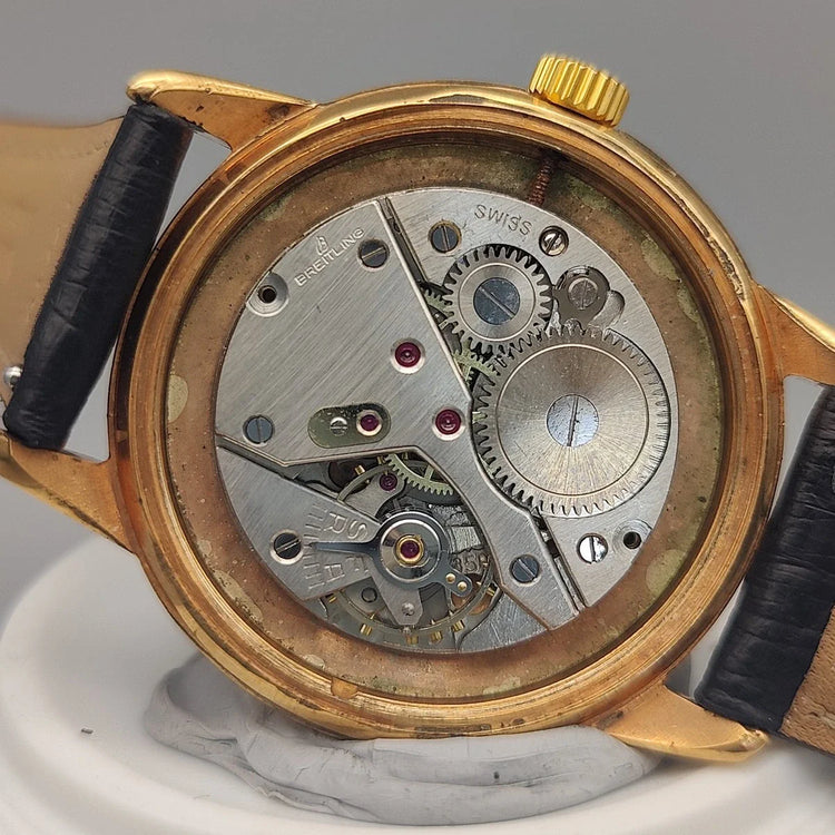 Vue détaillée du mouvement manuel d'une montre vintage Breitling Genève de 1955, cadran champagne.