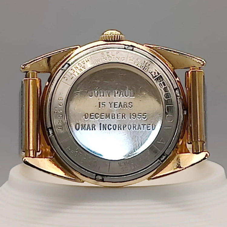 Bulova 23 Jewels Self-Winding 1955, montre automatique vintage sur fond. Cadran champagne/crème.