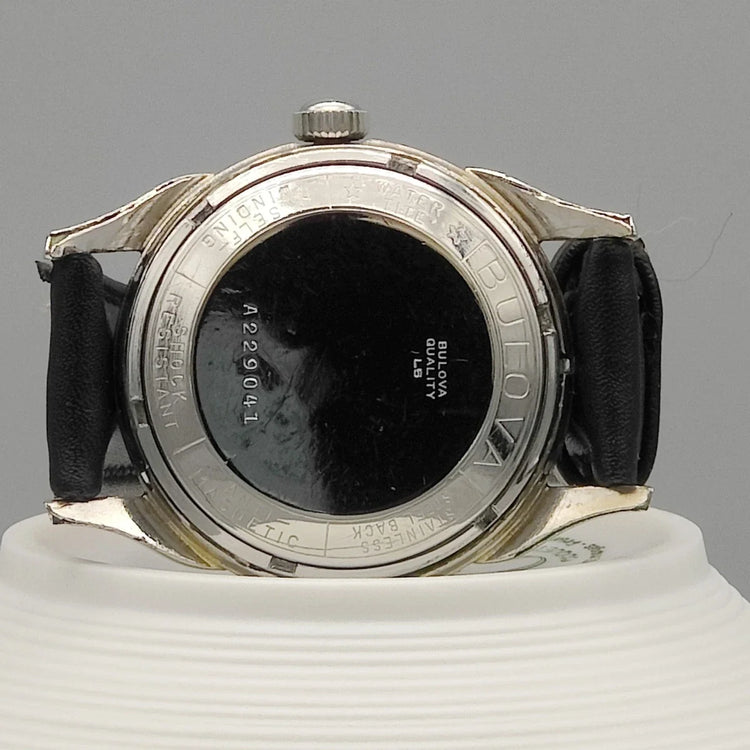 Montre automatique BULOVA 23 Jewels Selfwinding vintage de 1957, cadran champagne. Vue de face sur fond uni.