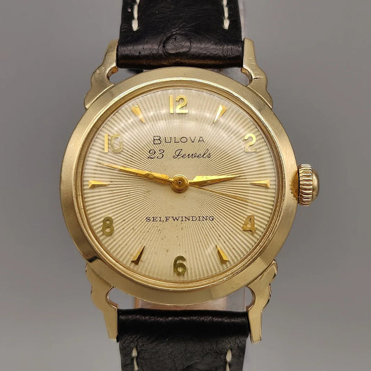 Vue détaillée du boîtier de la montre vintage Bulova 23 Jewels Selfwinding de 1957, mouvement automatique.