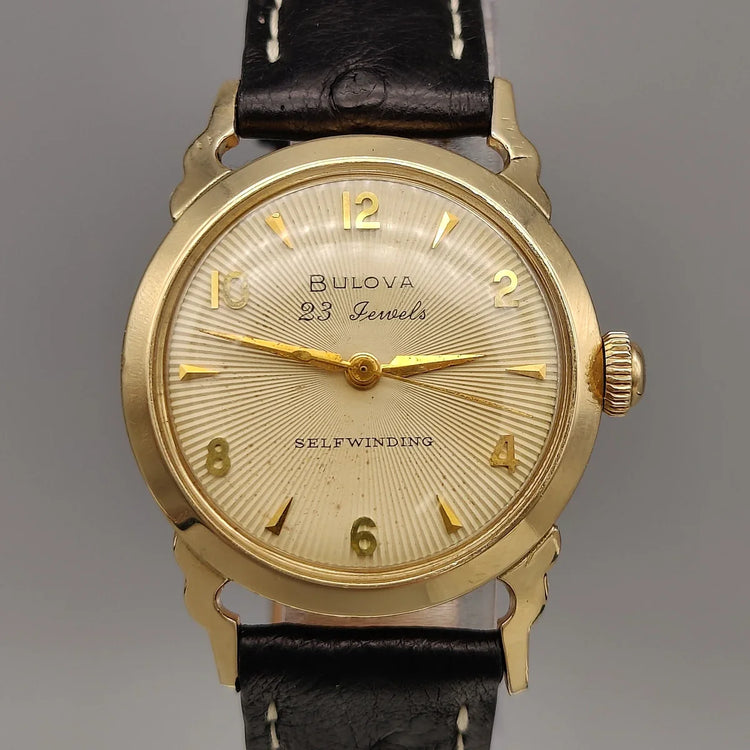 Vue détaillée du boîtier de la montre vintage Bulova 23 Jewels Selfwinding de 1957, mouvement automatique.