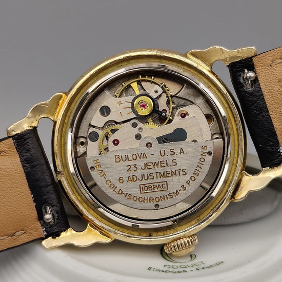 Vue détaillée du mouvement automatique BULOVA 23 Jewels Selfwinding de 1957. Un cœur de montre vintage.