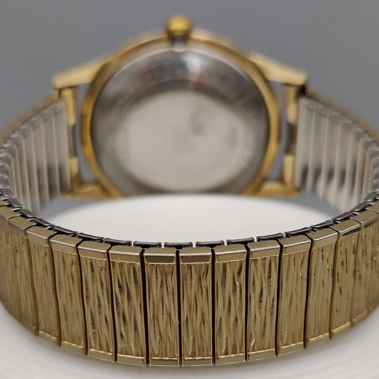 Montre vintage Bulova Classic 1958, cadran champagne, mouvement manuel. Vue détaillée sur fond.