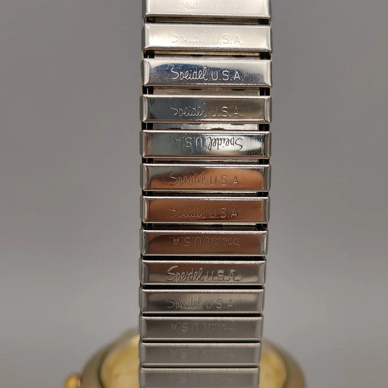 Bulova Classic vintage 1958, mouvement manuel, cadran champagne. Vue du bracelet, un classique intemporel.