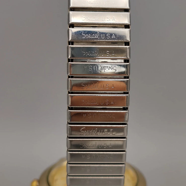 Bulova Classic vintage 1958, mouvement manuel, cadran champagne. Vue du bracelet, un classique intemporel.