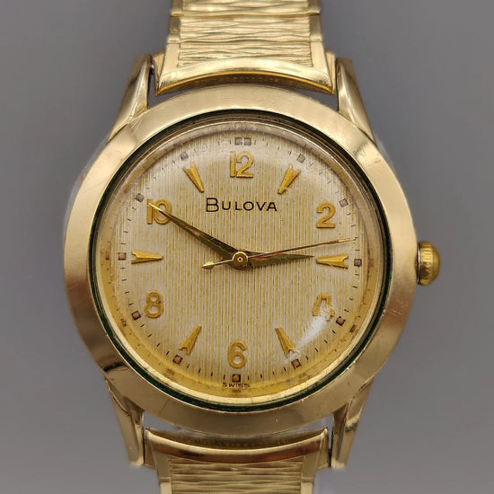 Photo du boîtier montre vintage Bulova Classic 1958, cadran champagne, mouvement manuel.