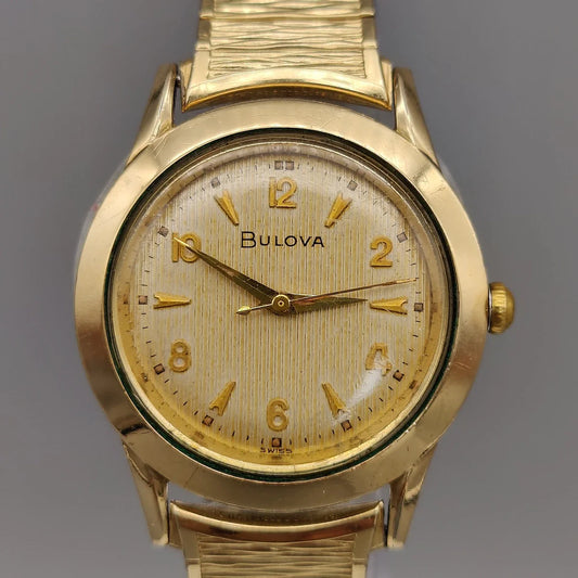 Photo du boîtier montre vintage Bulova Classic 1958, cadran champagne, mouvement manuel.