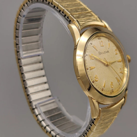 Couronne Bulova Classic 1958, mouvement manuel. Détail montre vintage cadran champagne.