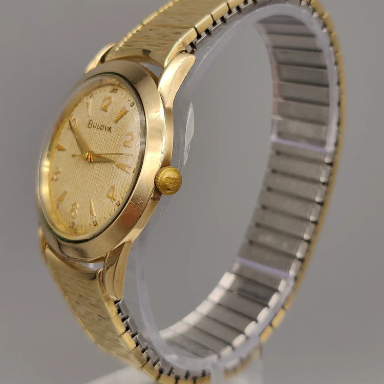 Couronne détaillée de la montre vintage Bulova Classic 1958, mouvement manuel.