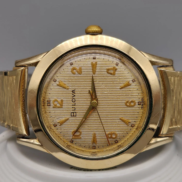 Cadran de la montre vintage Bulova Classic 1958. Mouvement manuel, cadran champagne. Une montre femme iconique.