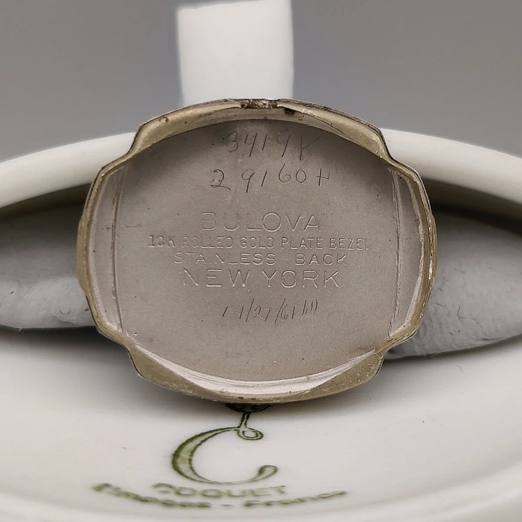 Bulova Cocktail Watch 1960, cadran champagne. Montre vintage femme 16mm, mouvement manuel, photo de fond.