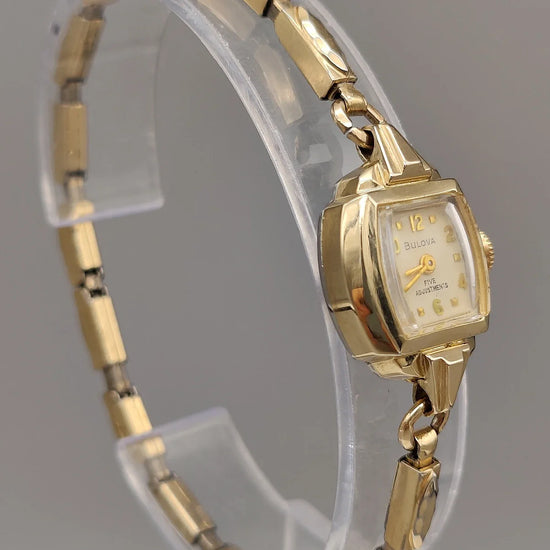 Bulova Cocktail Watch 1960, montre vintage femme. Vue rapprochée de la couronne et du remontoir manuel.