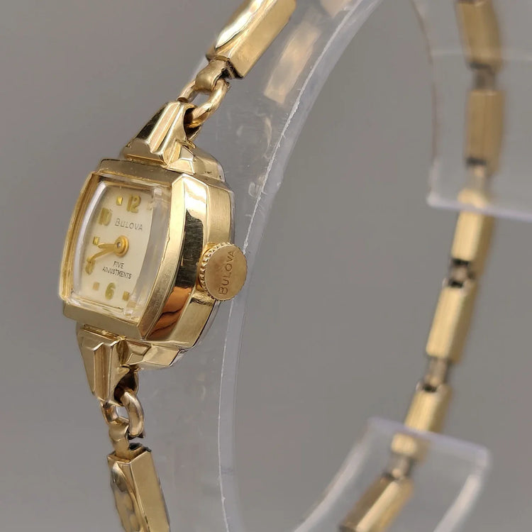 Montre vintage Bulova Cocktail Watch 1960. Gros plan sur la couronne, cadran champagne. Mouvement manuel, 16mm.