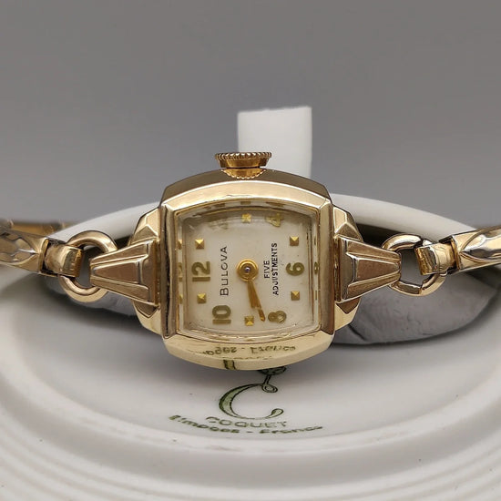 Cadran détaillé de la montre vintage Bulova Cocktail Watch de 1960, champagne, mouvement manuel, pour femme.