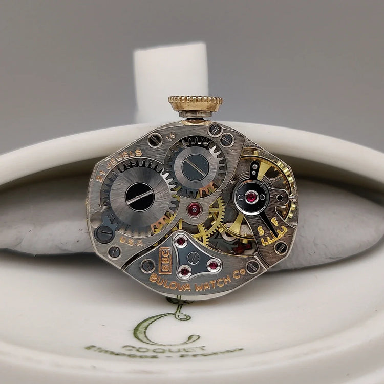 Mouvement manuel d'une montre vintage Bulova Cocktail Watch 1960, 16mm, cadran champagne, pour femme.