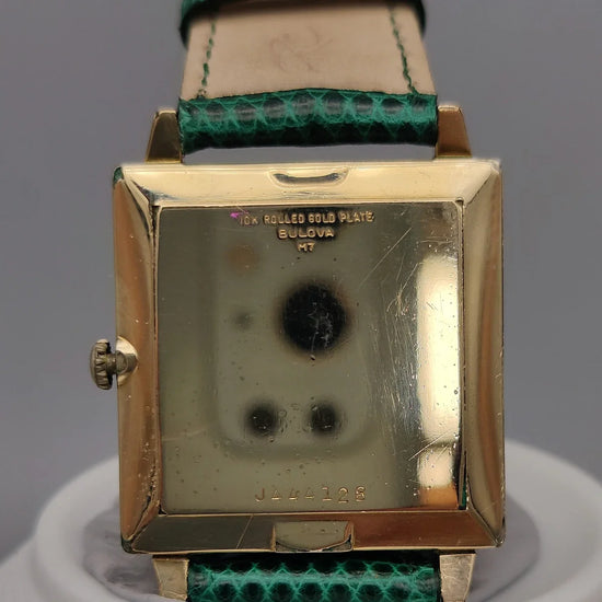 Bulova Dress Watch vintage 1960, cadran crème champagne, mouvement manuel, vue sur fond neutre.