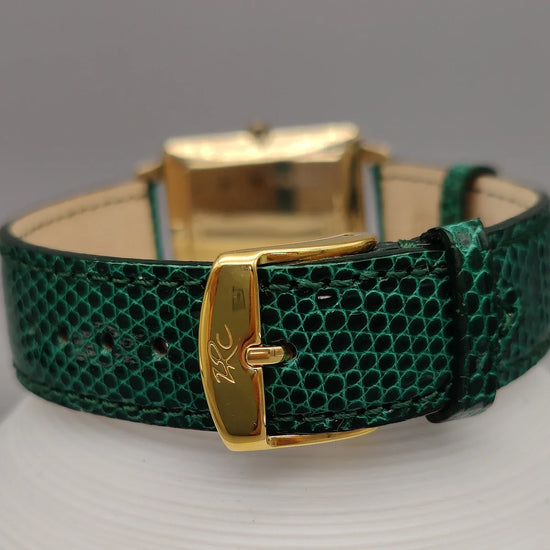 Fermoir détaillé d'une montre vintage Bulova Dress Watch 1960, un classique élégant et authentique.