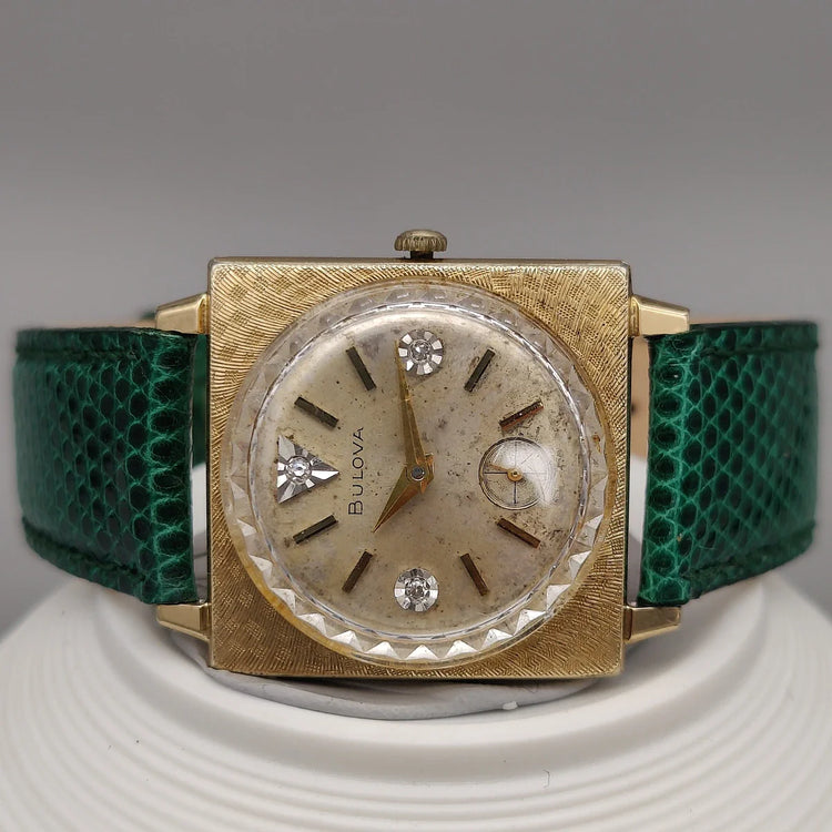 Cadran crème champagne d'une montre vintage Bulova Dress Watch de 1960 à mouvement manuel, élégance classique.