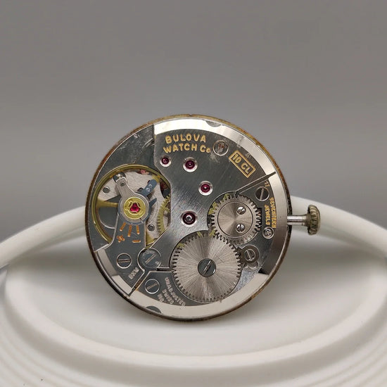 Mouvement manuel d'une montre Bulova Dress Watch vintage de 1960, cadran crème champagne. Horlogerie mécanique.