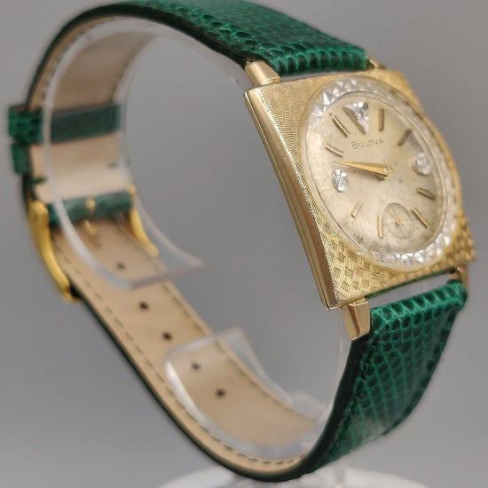 Montre Bulova Dress Watch vintage 1960, cadran crème champagne, vue de profil. Mouvement manuel élégant.