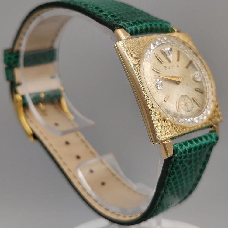 Montre Bulova Dress Watch vintage 1960, cadran crème champagne, vue de profil. Mouvement manuel élégant.