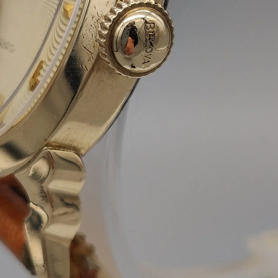 Détail de la couronne d'une montre vintage Bulova Selfwinding 23 Jewels de 1957, un classique de l'horlogerie automatique.