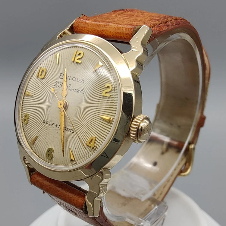 Gros plan sur la couronne de la montre vintage Bulova Selfwinding 23 Jewels de 1957, un bijou d'horlogerie automatique.
