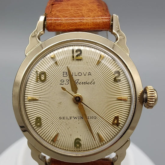 Gros plan du cadran champagne d'une montre automatique vintage Bulova Selfwinding 23 Jewels de 1957, une pièce de collection.