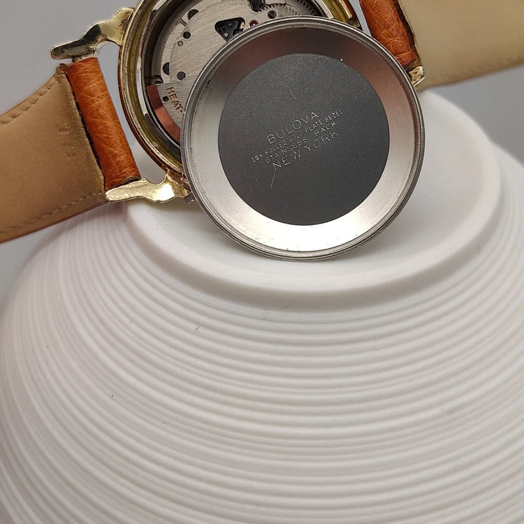 Vue détaillée du mouvement automatique Bulova Selfwinding 23 Jewels (1957), une montre vintage emblématique.