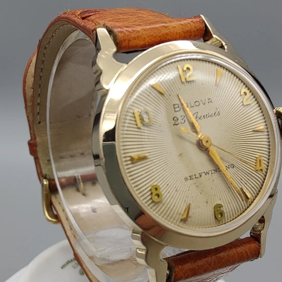 Bulova Selfwinding 23 Jewels 1957, montre automatique vintage au cadran champagne, vue de profil.