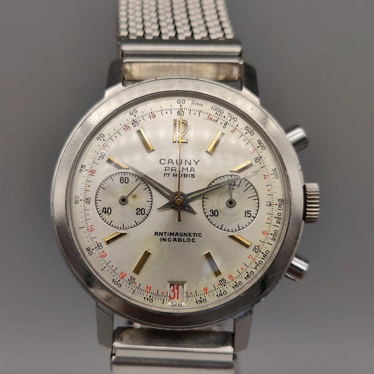 Boîtier de la montre vintage Cauny Prima Chronographe 1955, cadran argenté 37mm. Idéale pour collectionneur.