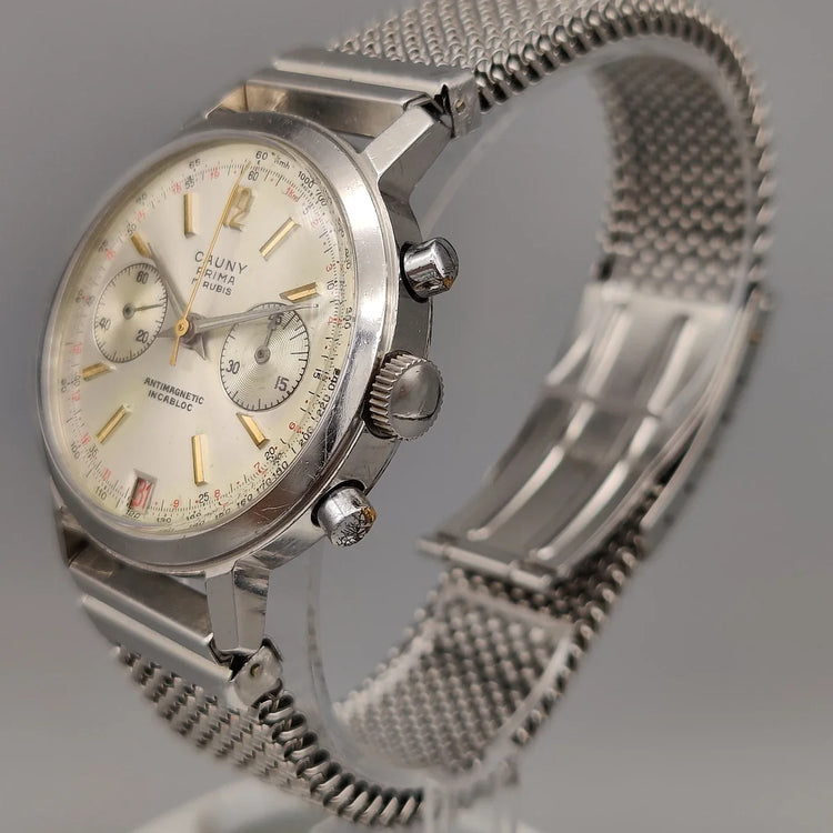 Vue détaillée de la couronne d'une montre vintage Cauny Prima Chronographe de 1955, cadran argenté, mouvement manuel.