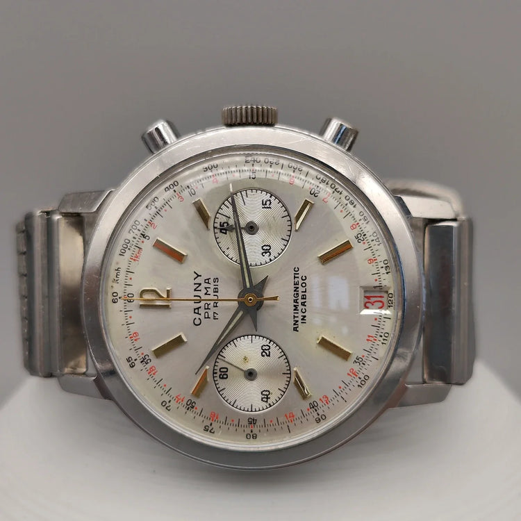 Cadran argenté de la montre vintage Cauny Prima Chronographe 1955. Mouvement manuel, 37mm.