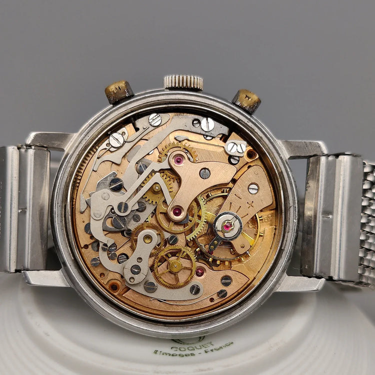 Vue détaillée du mouvement manuel d'une montre Cauny Prima Chronographe vintage de 1955, calibre horloger d'exception.