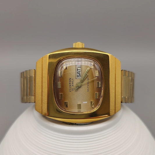 Vue détaillée du boîtier de la montre vintage Clinton 25 Jewels de 1961. Un classique intemporel.