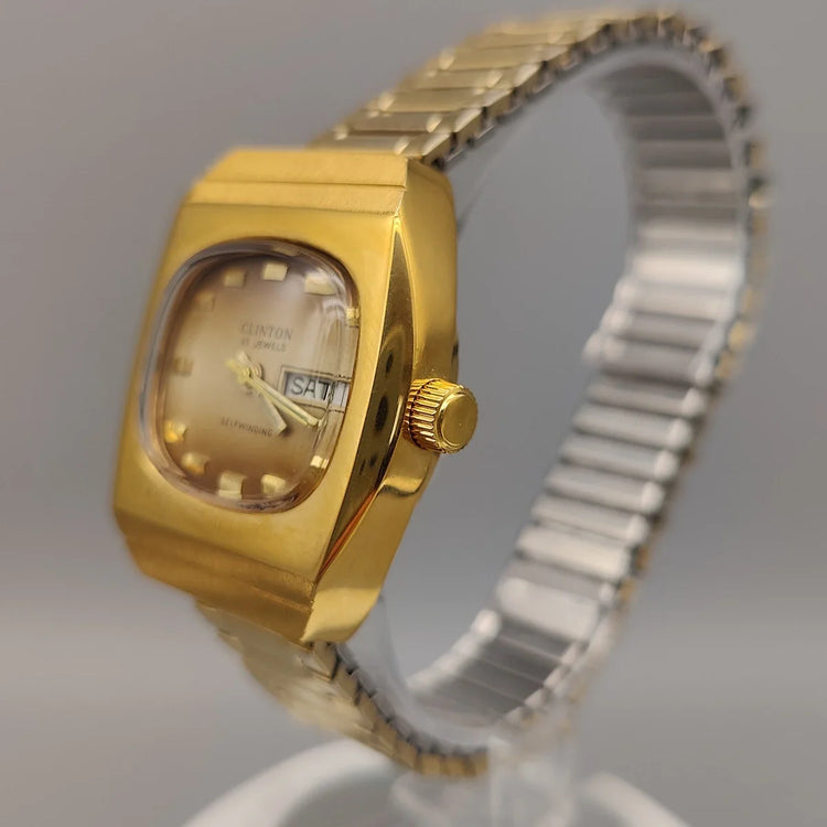 Gros plan sur la couronne de la montre vintage Clinton 25 Jewels (1961), mouvement manuel, style intemporel.