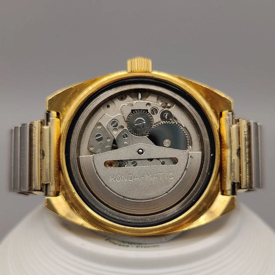 Mouvement manuel précis d'une montre vintage Clinton 25 Jewels de 1961. Détail horloger d'exception.