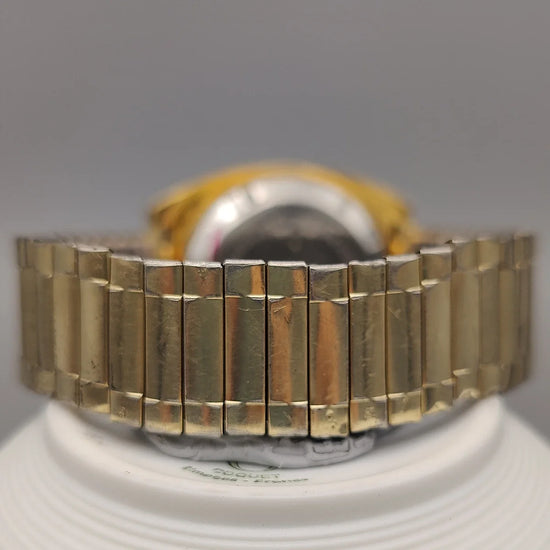 Montre vintage Clinton 25 Jewels (1961) à mouvement manuel, cadran champagne. Vue de profil nette et élégante.